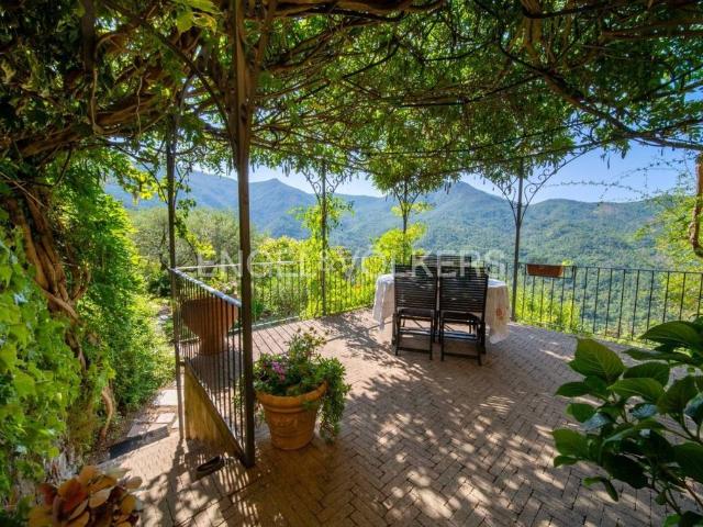 Villa Indipendente in vendita a Castiglione Chiavarese, Liguria
