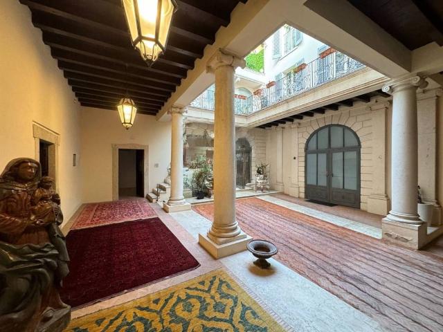 Villa Indipendente in vendita a Zona Centro, Brescia