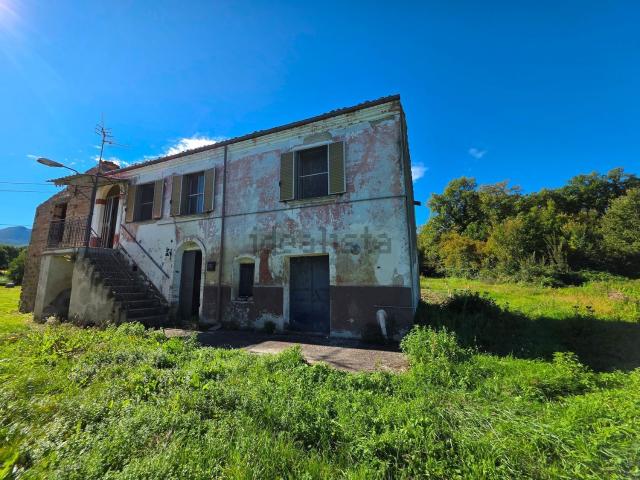 Rustico in vendita a Pettoranello Del Molise, Molise