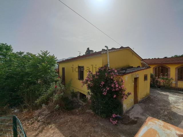 Rustico in vendita a Macchiagodena, Molise