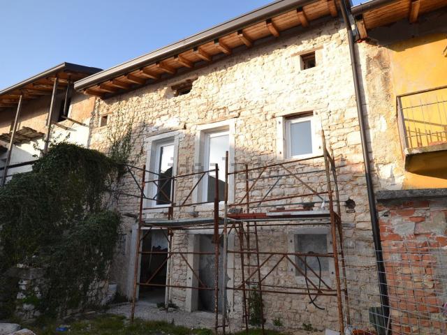 Rustico in vendita a Aviano, Friuli-Venezia Giulia