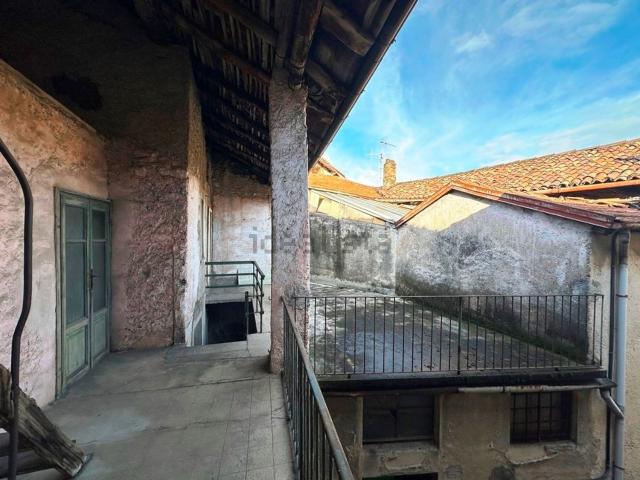 Rustico in vendita a Valbrona, Lombardia