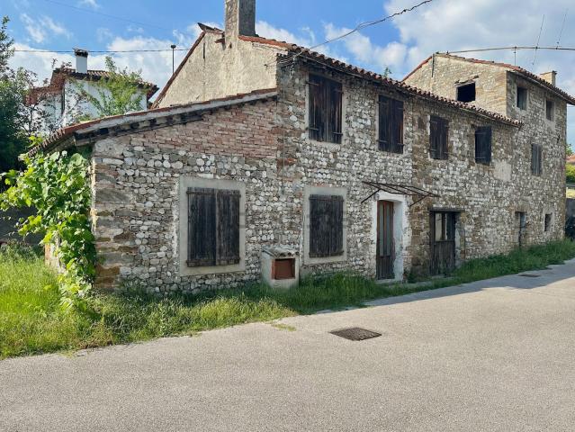 Rustico in vendita a Manzano, Friuli-Venezia Giulia