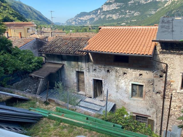 Rustico in vendita a Dolcè, Veneto