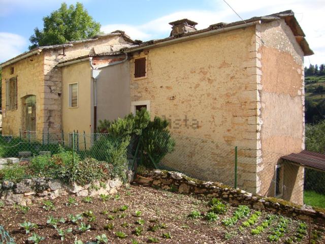 Rustico in vendita a Erbezzo, Veneto