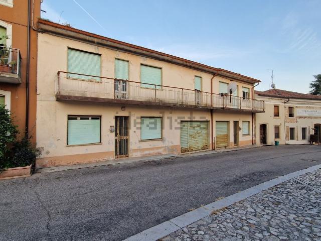 Rustico in vendita a Cazzano di Tramigna, Verona