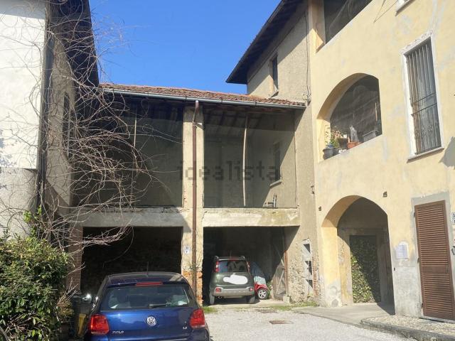Rustico in vendita a Barzago, Lombardia