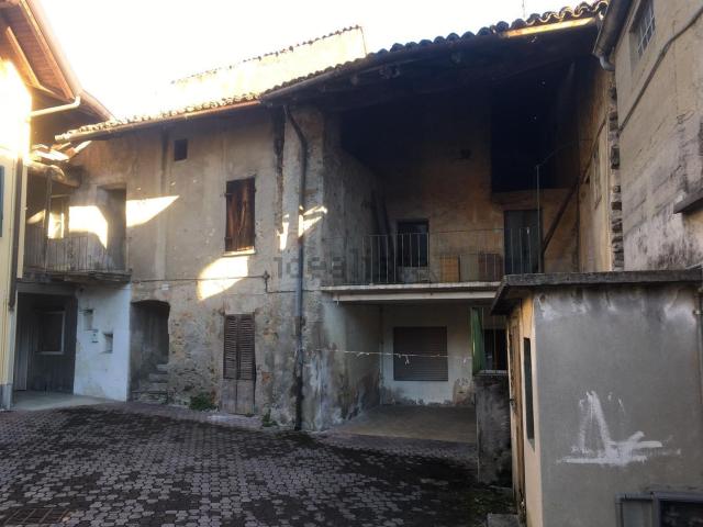 Rustico in vendita a Pusiano, Como