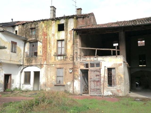 Rustico in vendita a Calvenzano, Lombardia