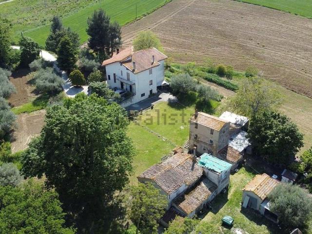 Rustico in vendita a Montale, Marche
