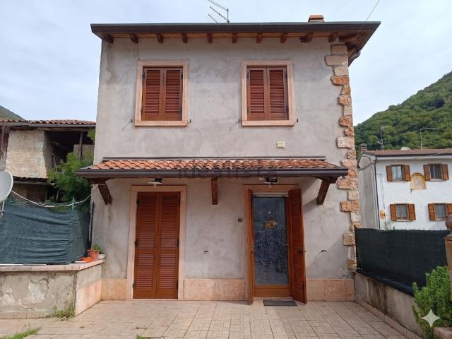 Rustico in vendita a Badia Calavena, Veneto