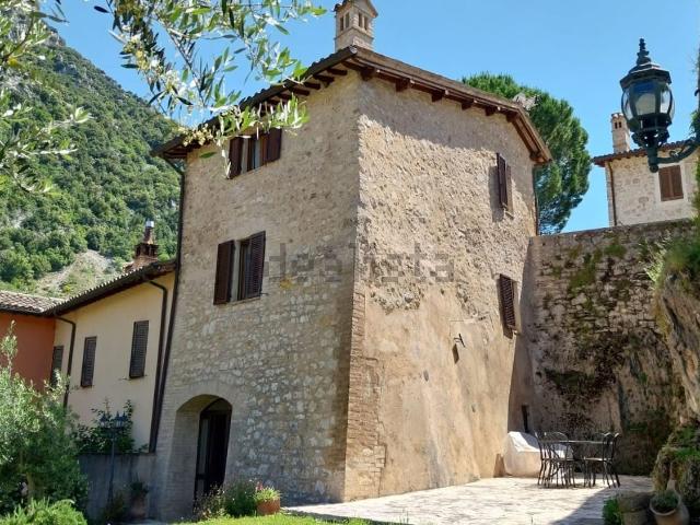 Rustico in vendita a Foligno, Umbria