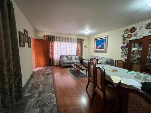 Casa Duplex 2 deptos. Venta, 217 metros cuad. construcción, para 2 familias