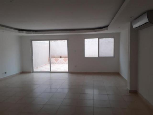 Casa en alquiler, 2 niveles, con area social, brisas del golf, 230m2 ais