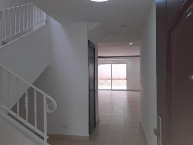 Casa en alquiler, 2 niveles, con area social, brisas del golf, 230m2 ais