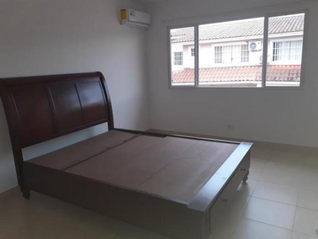 Casa en alquiler, 2 niveles, con area social, brisas del golf, 230m2 ais