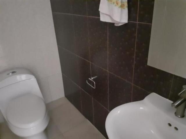 Casa en alquiler, 2 niveles, con area social, brisas del golf, 230m2 ais