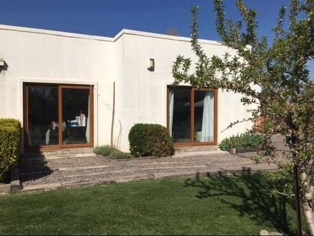 Casa en Arriendo en Colina 4 dormitorios 3 banos de 3000 m