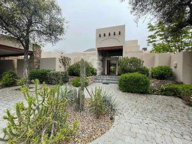 Casa en Arriendo en Colina 4 dormitorios 5 banos de 2350 m