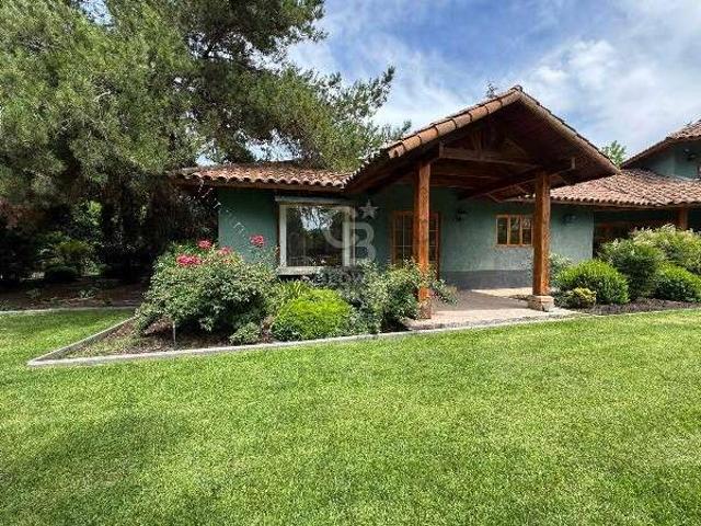 Casa en Arriendo en Colina 6 dormitorios 4 banos de 4597 m