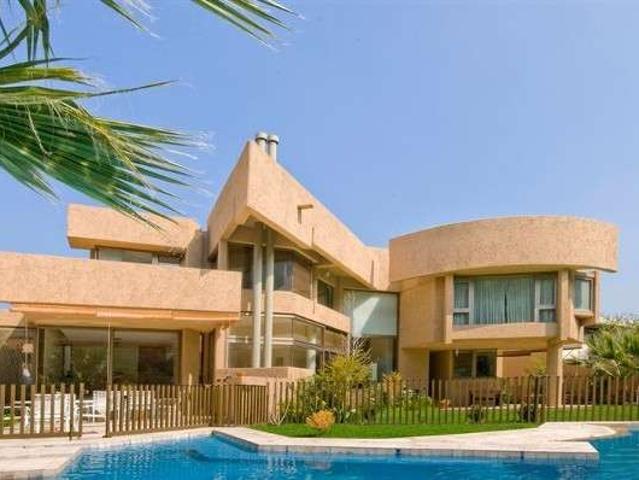 Casa en Arriendo en Lo Barnechea 5 dormitorios 5 banos de 865 m