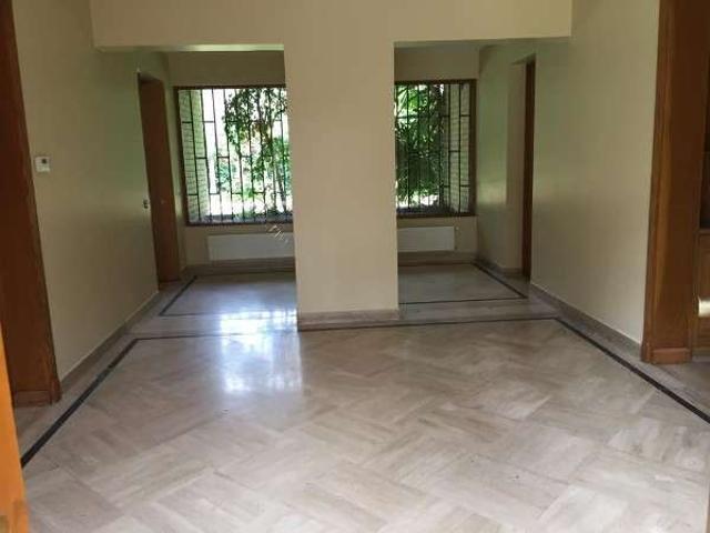 Casa en Arriendo en Vitacura 5 dormitorios 5 banos de 3271 m