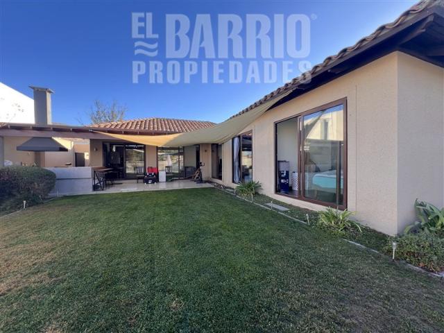 Casa en arriendo en Algarrobal, Metropolitana