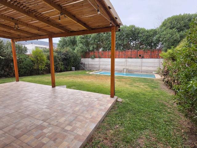 Casa en arriendo en Algarrobal, Metropolitana