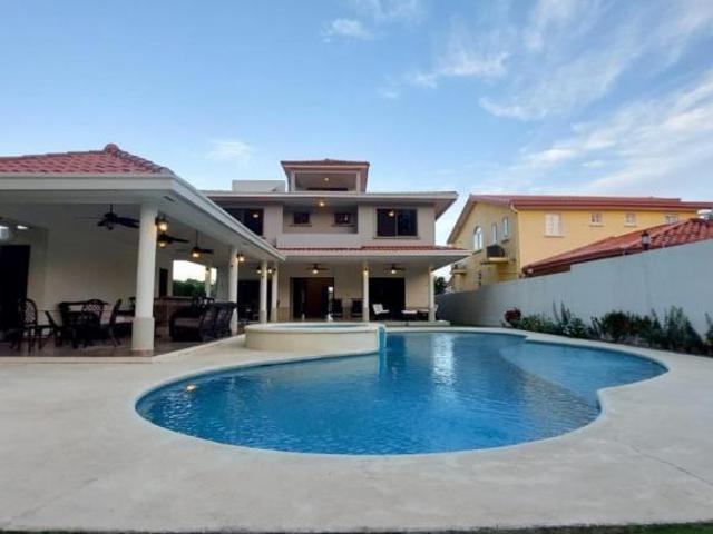 Casa en Coronado 1.2kk dentro del club de golf