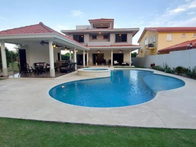 Casa en Coronado 1.2kk dentro del club de golf