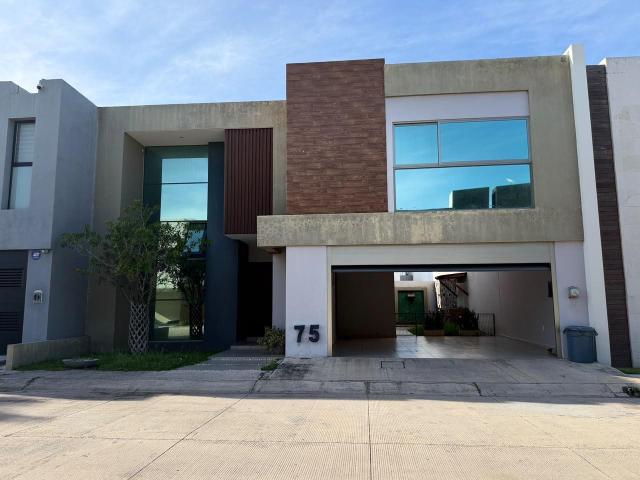 Casa en renta en Fraccionamiento Las Palmas, Medellín