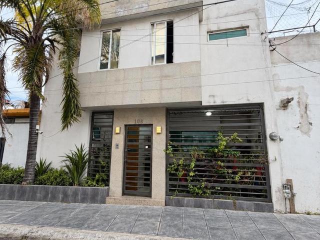 Casa en renta en La Fama, Santa Catarina