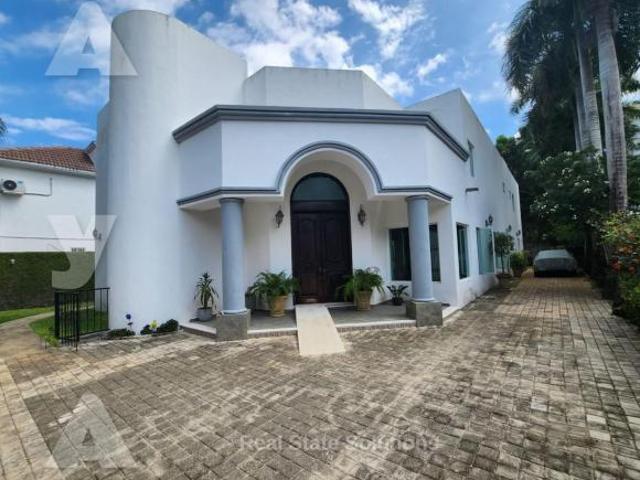 Casa en Venta 4 Recámaras, AMUEBLADA, Piscina, Estudio TV, Res. Campestre, Cancún