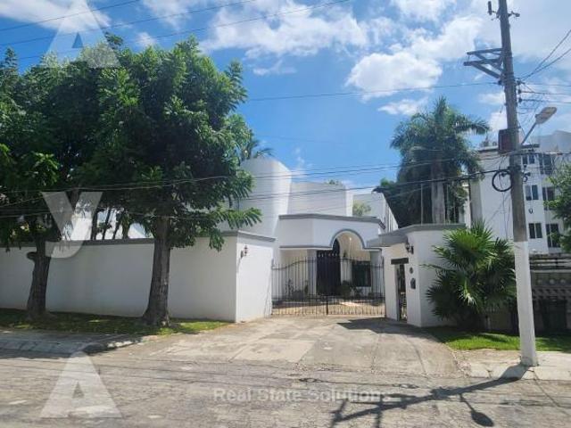 Casa en Venta 4 Recámaras, AMUEBLADA, Piscina, Estudio TV, Res. Campestre, Cancún