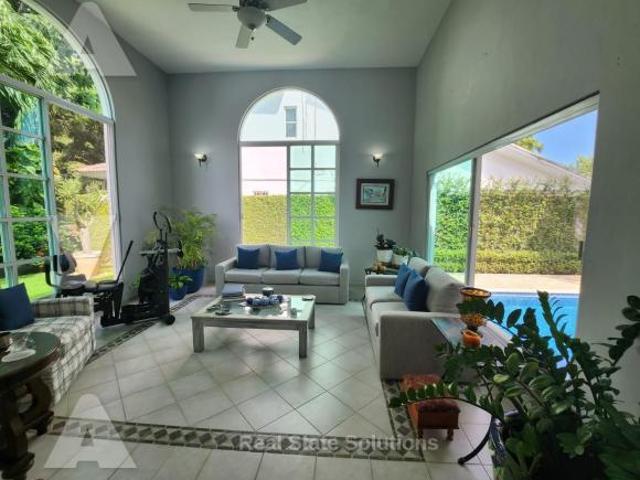 Casa en Venta 4 Recámaras, AMUEBLADA, Piscina, Estudio TV, Res. Campestre, Cancún