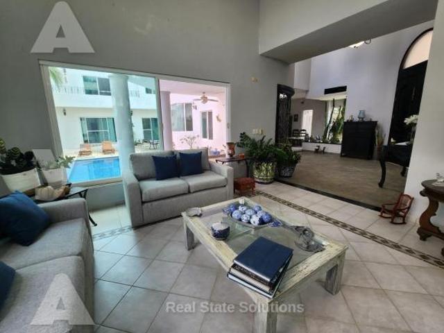 Casa en Venta 4 Recámaras, AMUEBLADA, Piscina, Estudio TV, Res. Campestre, Cancún