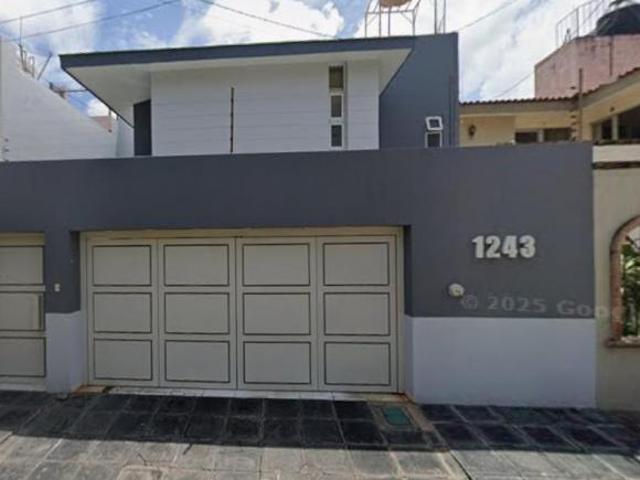 CASA EN VENTA A SOLO UNOS MIN DE PLAZA ANA Y DEL CLUB CAMPESTRE DE ZAMORA