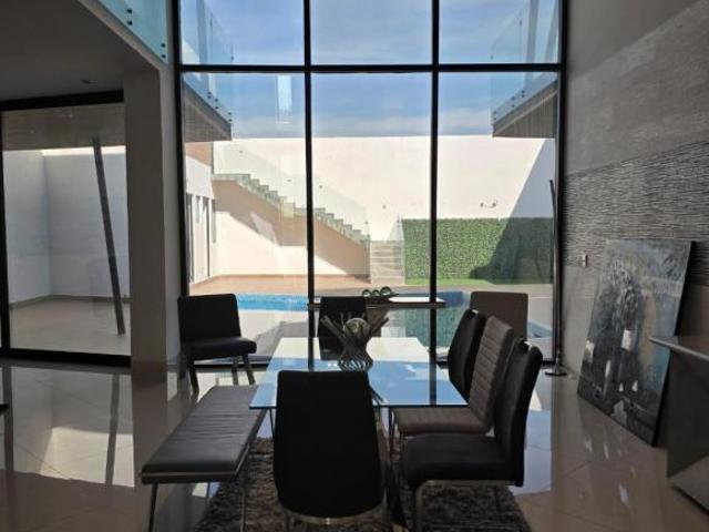 CASA EN VENTA AL NORTE DE SALTILLO EN FRACC JARDINES DE VERSALLES CON ALBERCA