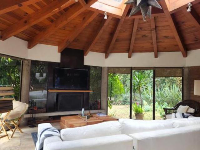 Casa en venta aún costado del club de golf Avándaro en Valle de Bravo