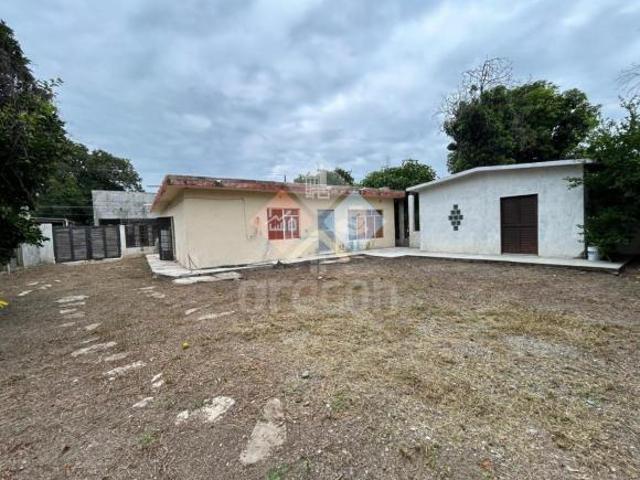 Casa en Venta con amplio terreno en Zona Centro de Xicotencatl