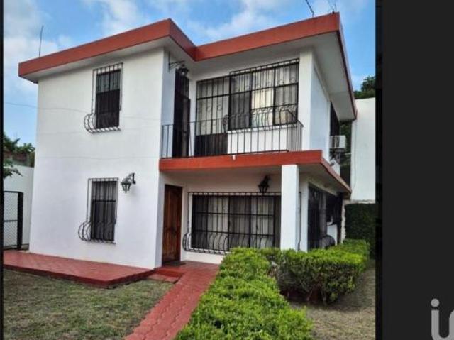 CASA EN VENTA CON TERRENO CON POTENCIAL COMERCIAL por 20 DE NOVIEMBRE