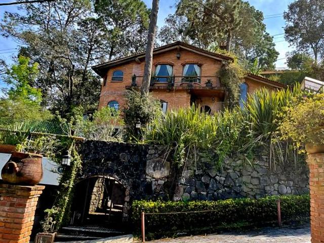 Casa en venta en Avándaro, Valle de Bravo, 4 Recámaras y Jacuzzi