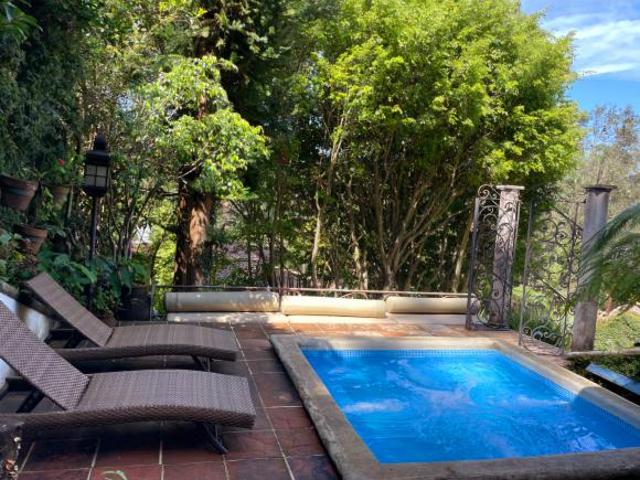 Casa en venta en Avándaro, Valle de Bravo, 4 Recámaras y Jacuzzi