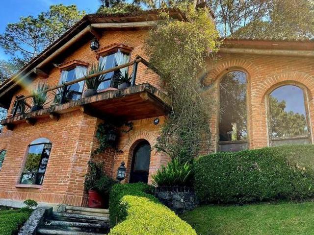 Casa en venta en Avándaro, Valle de Bravo, 4 Recámaras y Jacuzzi