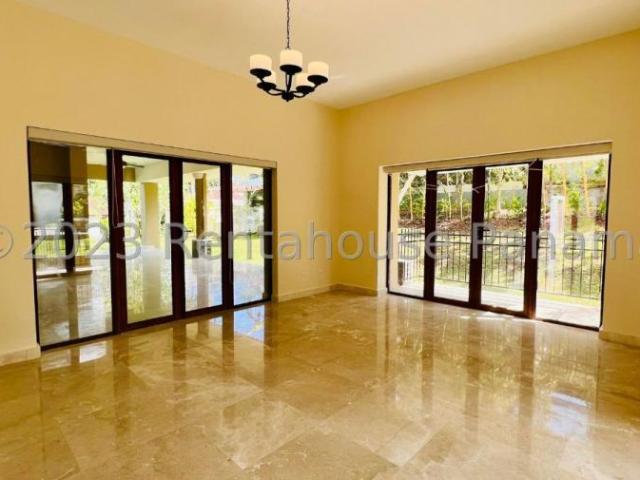 Casa en Venta en Balboa Clayton Panamá 604 m2. 4 hab