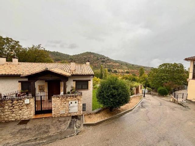 Casa en venta en Budia, Guadalajara