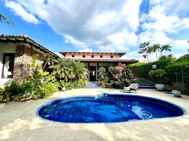 Casa en venta en La Buitrera, Cali