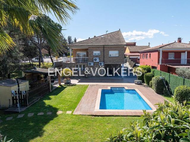 Villa en venta en Riudellots De La Selva