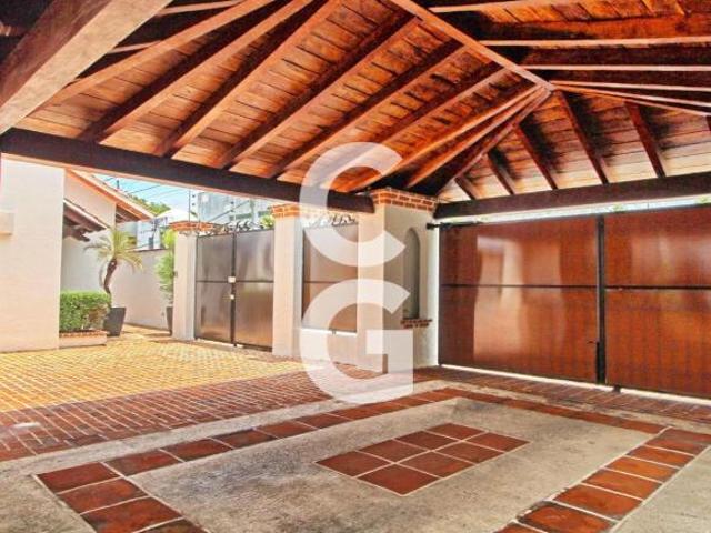 Casa en Venta en Cancun en Sm 43 con Enorme Alberca y 3 Recamaras