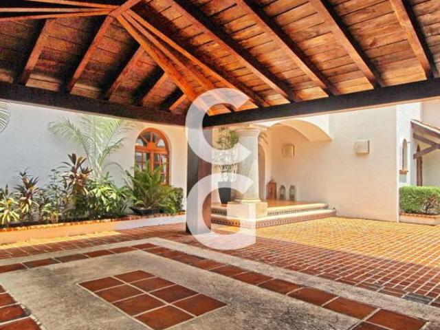 Casa en Venta en Cancun en Sm 43 con Enorme Alberca y 3 Recamaras
